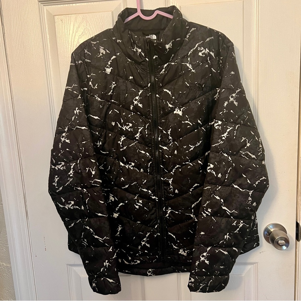 The North Face Women's Black and White Patterned Puffer Jacket - Picture 3 of 10